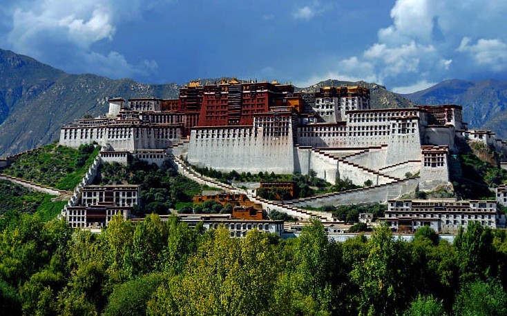 https://d3r8gwkgo0io6y.cloudfront.net/upload/The Full View of Potala Palace1.jpg